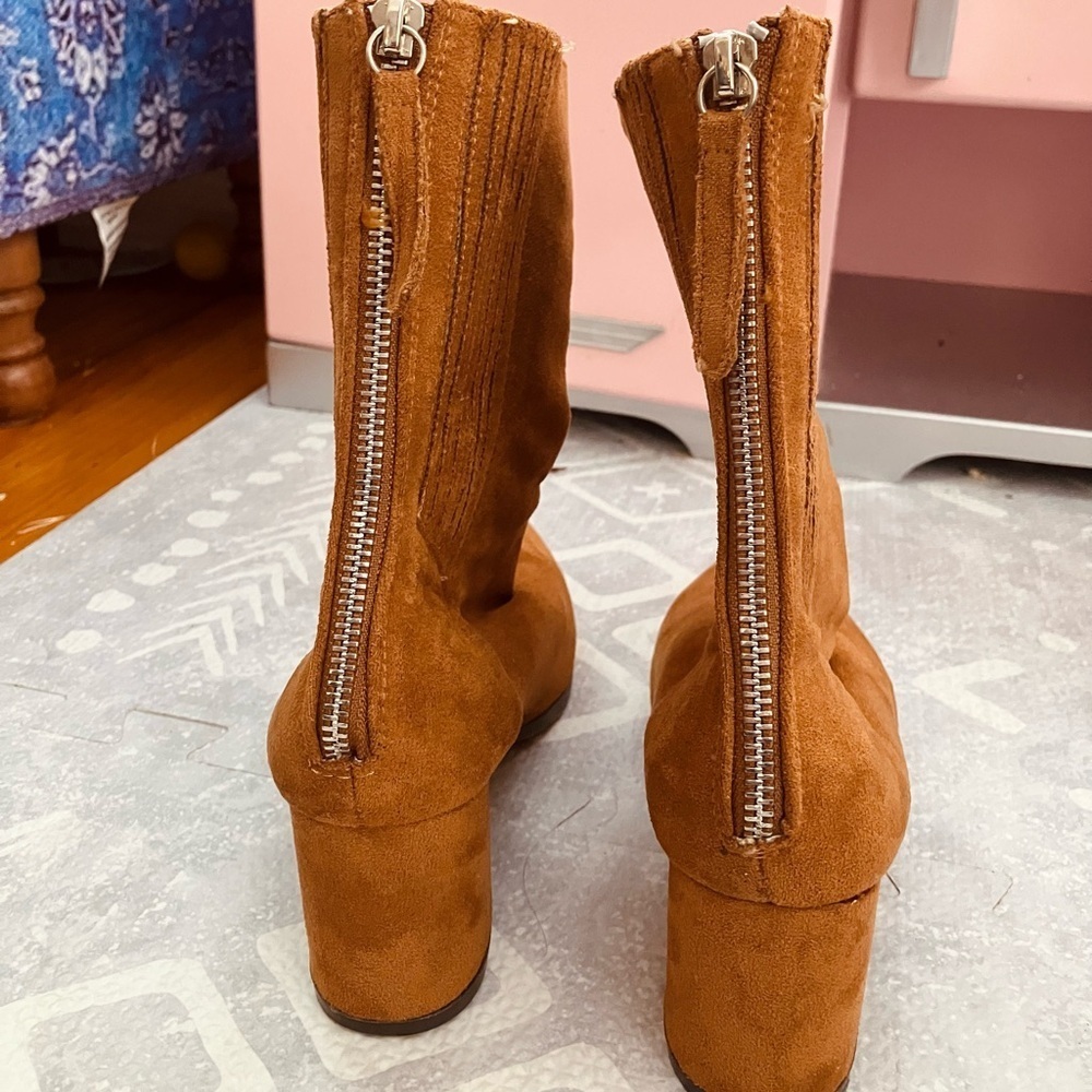 CHASE + CHLOE SUEDE BOOTS - Picture 6 of 11
